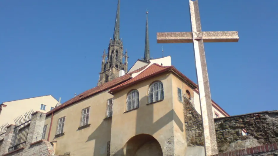Kříž v Denisových sadech připomíná první návštěvu Benedikta XVI. v Brně