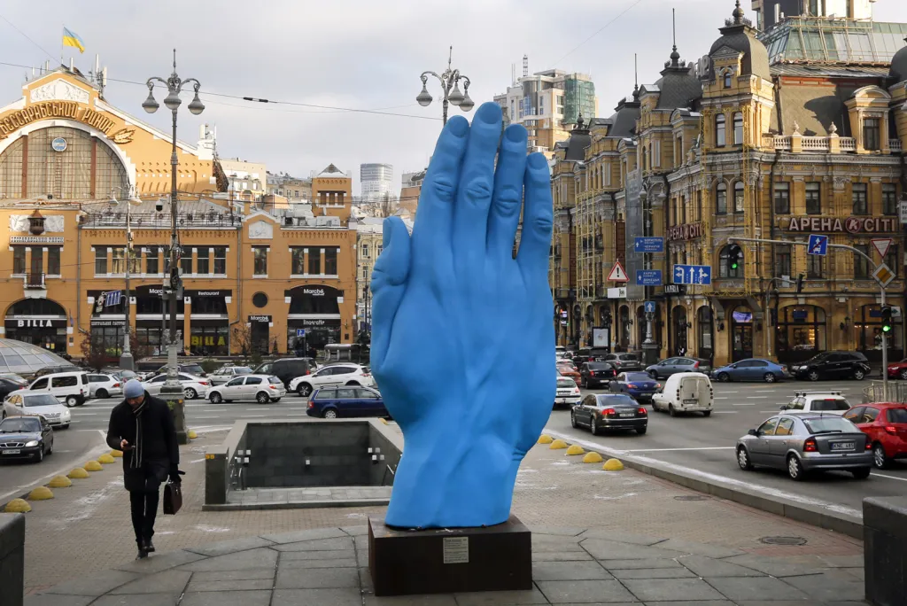 Umělecká instalace „Střední cesta“ rumunského tvůrce Bogdana Raty v Kyjevě. Skulptura je umístěna v centrální kyjevské ulici Chreščatyk, na místě bývalého památníku Vladimíra Iljiče Lenina, který byl zničen v roce 2013 během událostí na Majdanu.