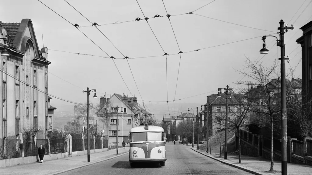 Tatra T400 byla nejrozšířenějším pražským trolejbusem. Na snímku jede ulicí Na Václavce