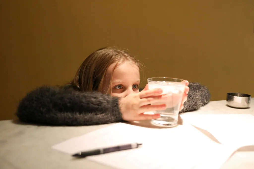 Desetiletá Lydia Hassebroeková provádí chemický experiment ve svém domě v Brooklynu v USA. Důvodem je uzavření škol kvůli pandemii koronaviru. Žákyně je vyfocena v první den své domácí výuky