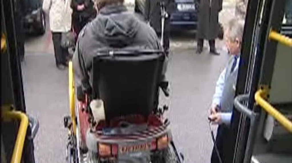 Autobus s plošinou pro vozíčkáře