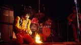 Jimi Hendrix zapaluje svou kytaru na pódiu v Monterey v červnu 1967