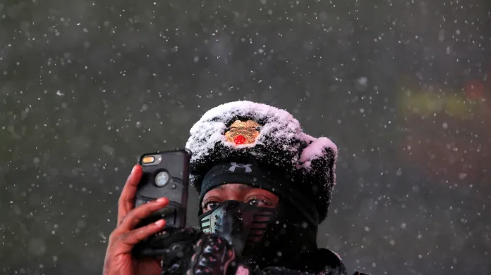 Novou sněhovou nadílku s předzvěstí bouře si lidé na Times Square fotografovali už v noci na svá mobilní zařízení.