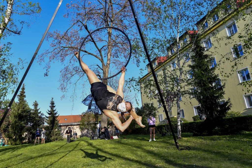 K průkopníkům internetového vysílání inscenací patřil v Česku novocirkusový Cirk La Putyka, který se zapojil do projektu Televize Naživo s ambicí vysílat čtyřiadvacet hodin denně divadelní a hudební tvorbu. Soubor přišel i s výdejním okénkem kultury nebo telefonní ústřednou, kam si lidé mohli zavolat pro radost