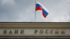 Vlajka nad sídlem ruské centrální banky v Moskvě