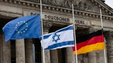 Vlajky EU, Izraele a Německa před Spolkovým sněmem v Berlíně