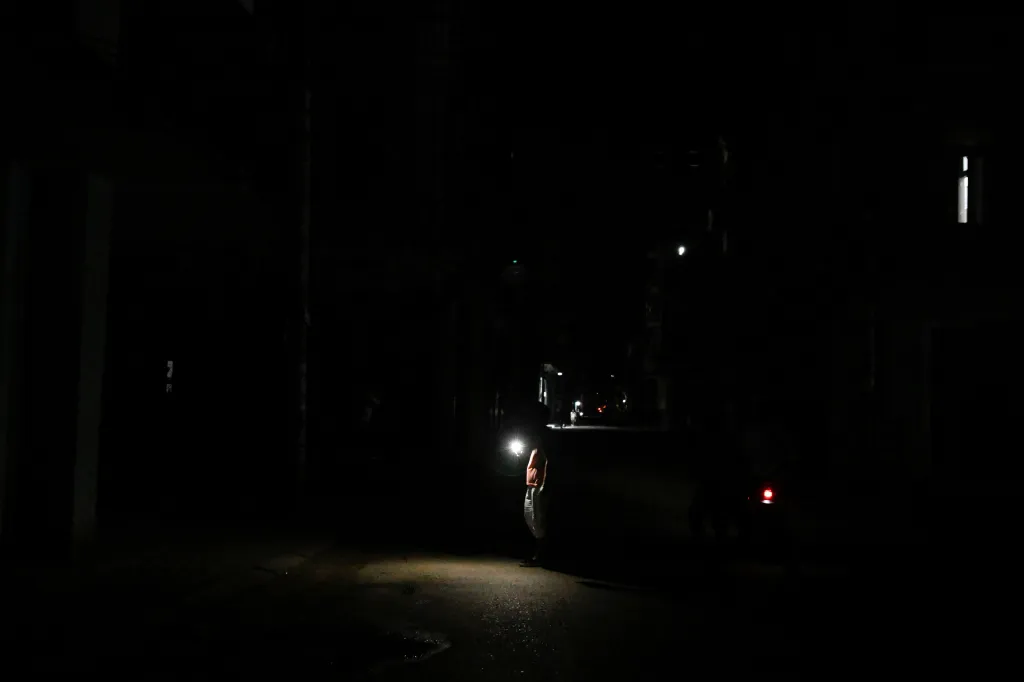 Muž prochází ulicemi Havany