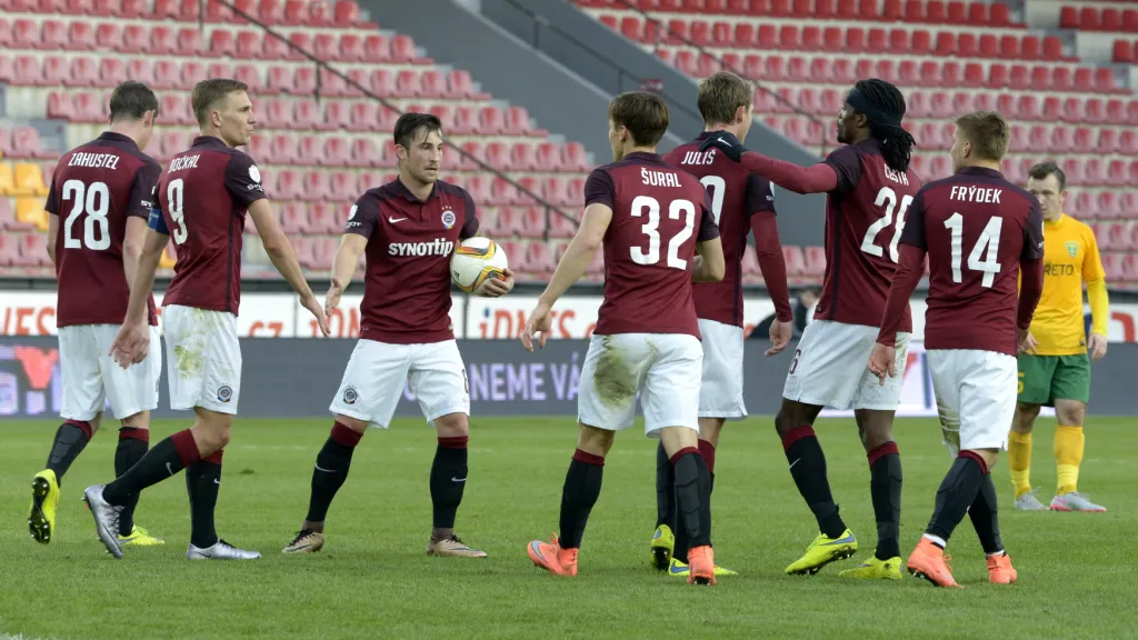 Pozvání na zahraniční zápasy Sparty je stálo křesla