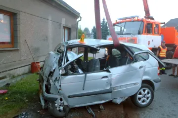 Rušná noc na silnicích, ve Vítkově řidič poškodil plynové vedení, ve Frýdku-Místku narazil do domu