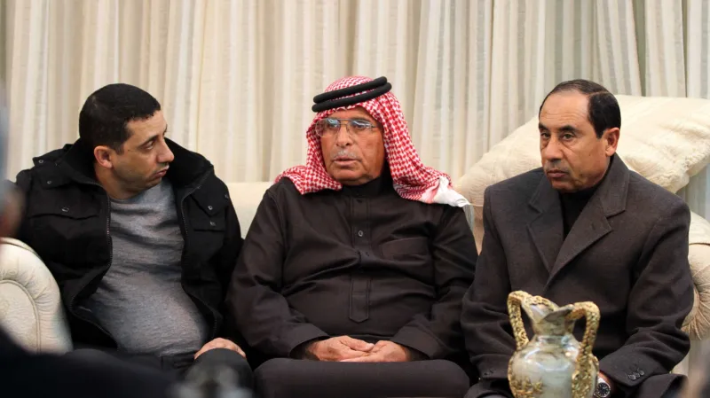 Otec (uprostřed) zajatého vojáka Maáze Kasásby