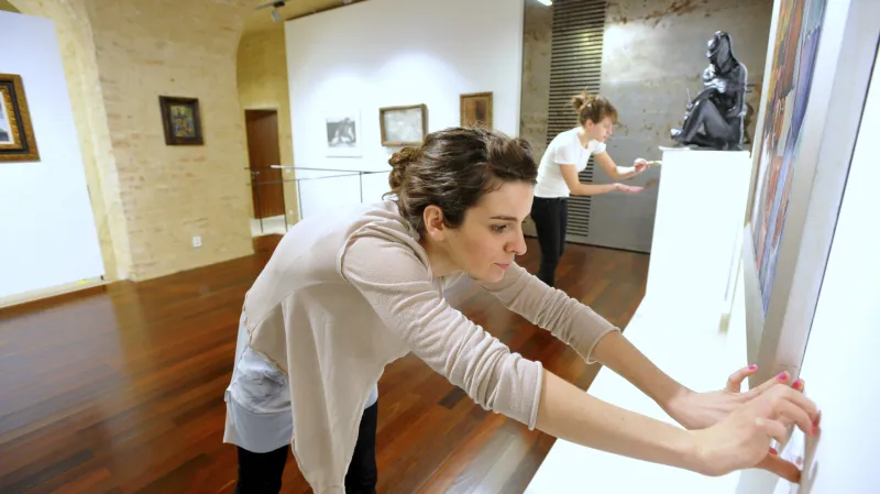 Galeristka Denisa Kujelová v původních prostorách Fait Gallery