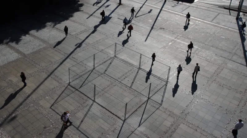 50 m2 veřejného prostoru - nesmyslné oplocení části Palackého náměstí zůstalo na místě téměř dva měsíce