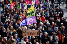 Ve Francii pokračují protesty proti důchodové reformě, v noci policie zatkla desítky lidí