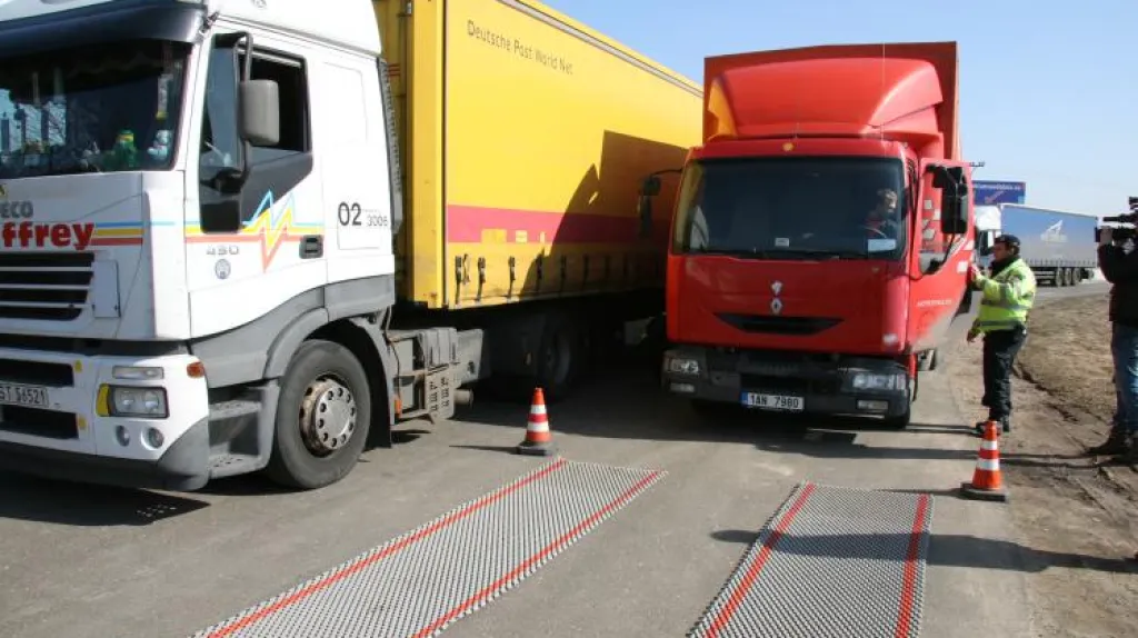 Policisté kontrolovali kamiony