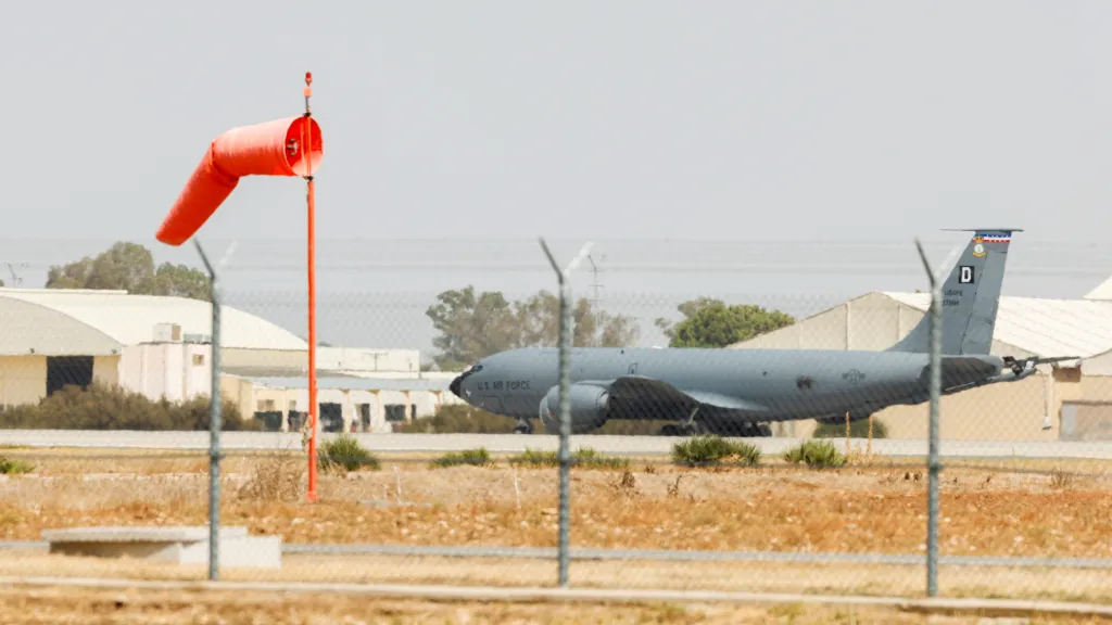 Americký vojenský letoun na základně Morón de la Frontera ve Španělsku (snímek je ze srpna 2021)