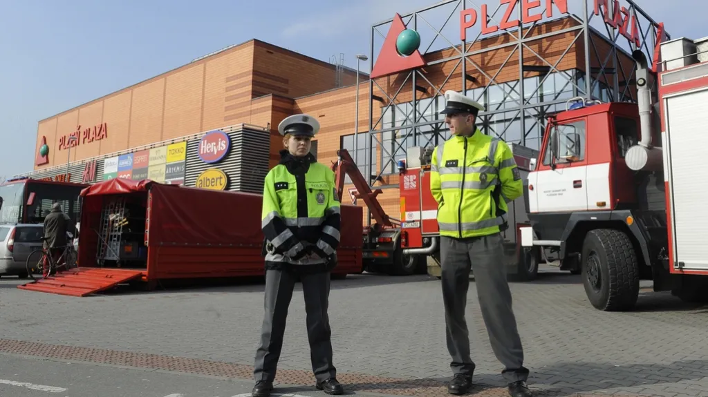 Vyšetřování zříceného stropu v obchodním domě Plzeň Plaza