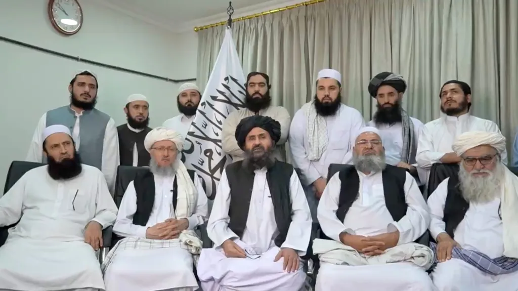 Mullah Baradar Akhund, vysoký úředník Talibanu, dělá prohlášení pro média