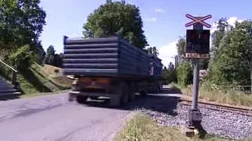 Kamion na železničním přejezdu