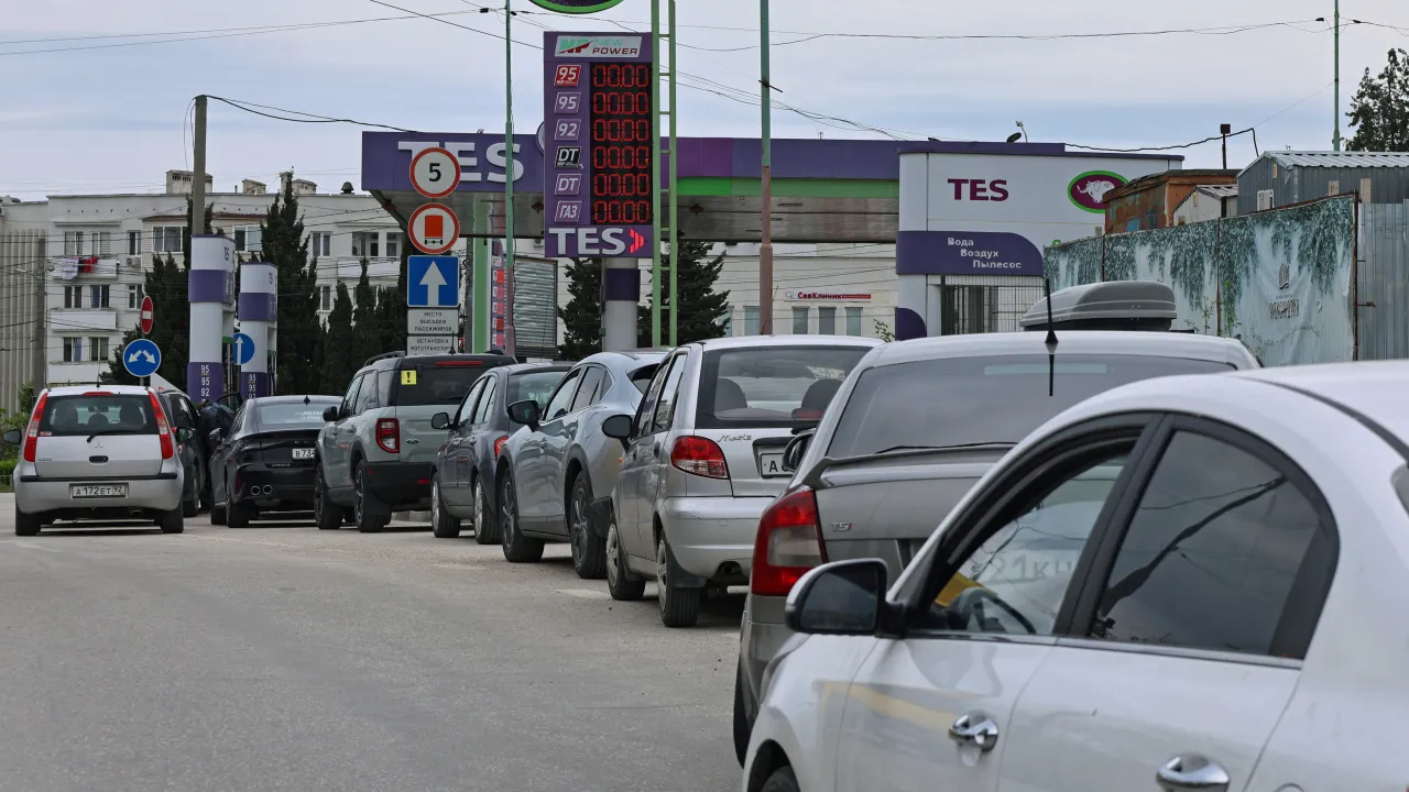 Rusko zakázalo export nafty, začne dovážet paliva, oznámil vicepremiér