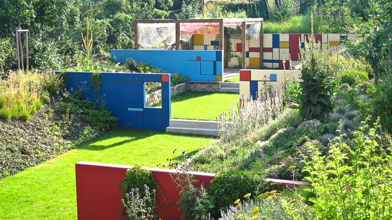 Radikální a odvážný koncept inspirovaný dílem abstraktního malíře. Příjemná, obyvatelná a tvarově jasná zahrada s venkovsky nahodilým sortimentem rostlin, do okolních zahrad integrovaná ovocnými stromy a keři podél plotu. Mondrianovy kompozice se mají objevovat hlavně přes zimu, kdy přísavníky, které porůstají zdi, shodí své listy.