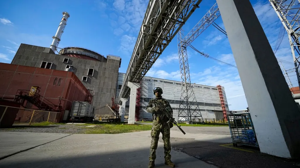 Ruský voják před Záporožskou elektrárnou
