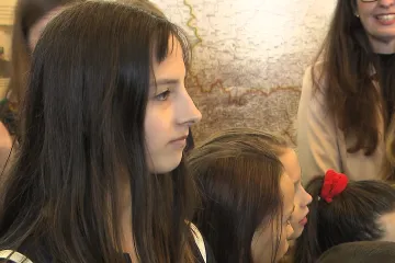Děti vězňů často zůstávají samy na těžké emoce a traumata. V Česku je jich 40 tisíc