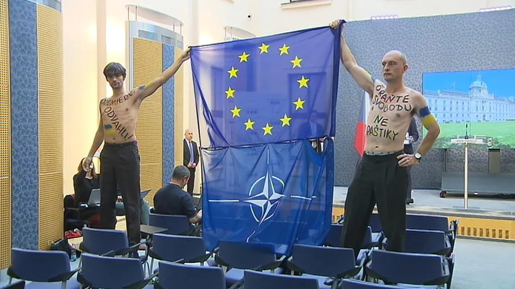 Protestující na tiskové konferenci