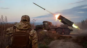 Příslušník ukrajinské armády nedaleko města Kosťantynivka, snímek z října 2025