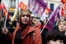 Protestní pochod Kurdů v Paříži připomněl tři aktivistky zabité před deseti lety