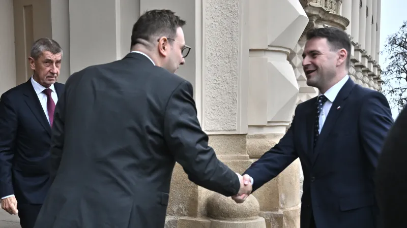 Končící ministr zahraničních věcí za ODS Jan Lipavský (uprostřed) vítá svého nástupce Petra Macinku (Motoristé) při jeho uvedení do funkce premiérem z ANO Andrejem Babišem (vlevo)