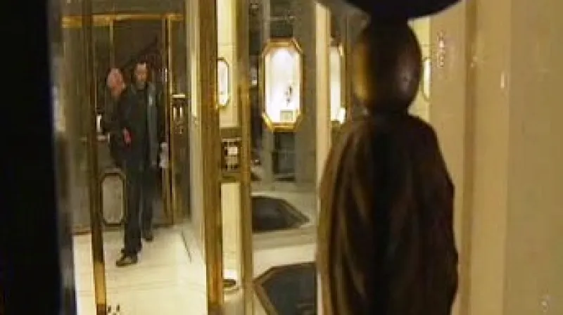 Policisté vyšetřují krádež šperků v pařížském klenotnictví Harry Winston.