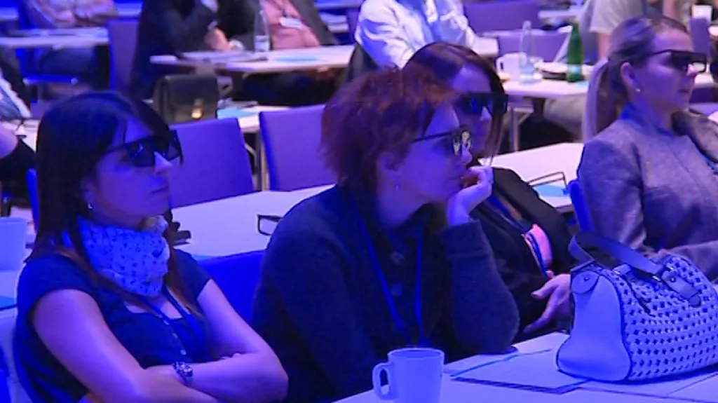 Účastníci kongresu sledovali operaci pomocí 3D brýlí