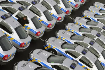 Policie potřebuje vyměnit třetinu aut, chystá i nové uniformy