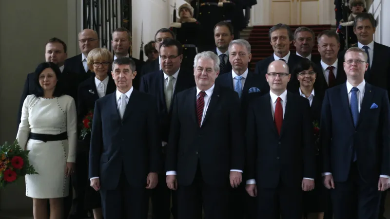 Původní složení vlády Bohuslava Sobotky po jmenování v lednu 2014. Postupně z ní odešli Věra Jourová, Helena Válková, Jan Mládek, Marcel Chládek, Antonín Prachař, Svatopluk Němeček a Jiří Dienstbier