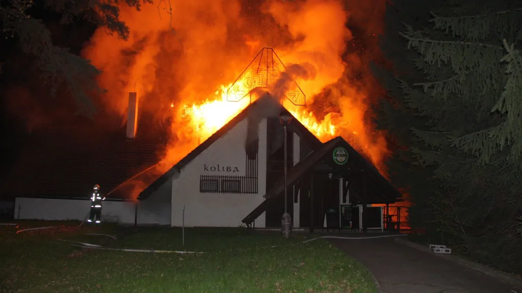 Plameny zachvátily koliby na Kocandě