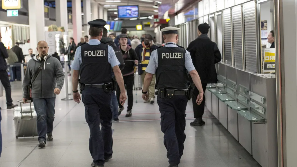 Německá policie na letišti Berlín Tegel