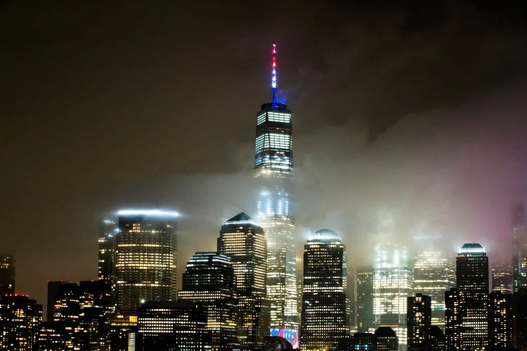 Modrá, bílá, červená. Národní barvy známé z vlajky USA se objevily na Světovém obchodním centru v New Yorku jako uznání boje proti šíření onemocnění způsobeného koronavirem