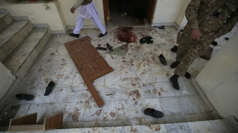 Následky masakru ve škole v Péšávaru