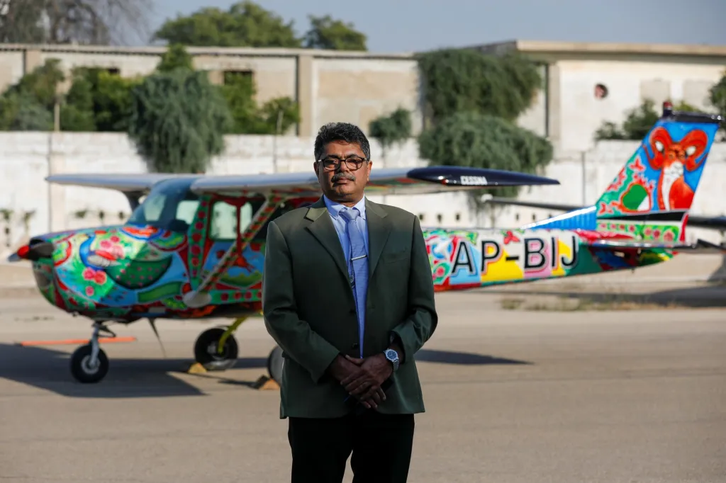 Umělečtí malíři zdobí letadla Cessna v jednom z hangárů na mezinárodním letišti v pákistánském Karáčí