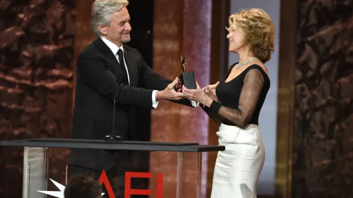 Michael Douglas předal Jane Fondové cenu za celoživotní dílo