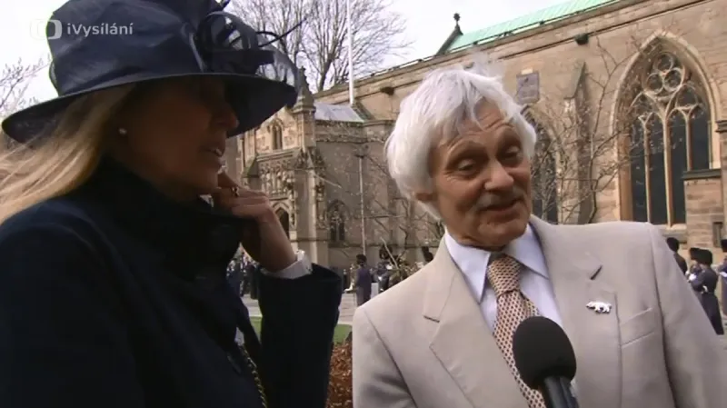 Phillippa Langleyová a John Ashdown-Hill před katedrálou v Leicesteru