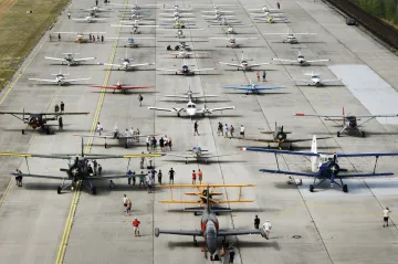 Aerokluby protestovaly proti zvažovanému rušení letiště Líně. Jeho plochu zaplnilo přes 50 letadel