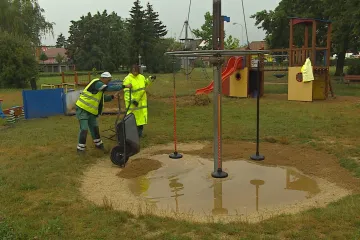 Aby si děti měly kde hrát. Města opravují a staví nová hřiště