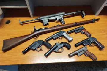 Ve zbraňové amnestii zatím lidé odevzdali stovky zbraní, náboje i granát