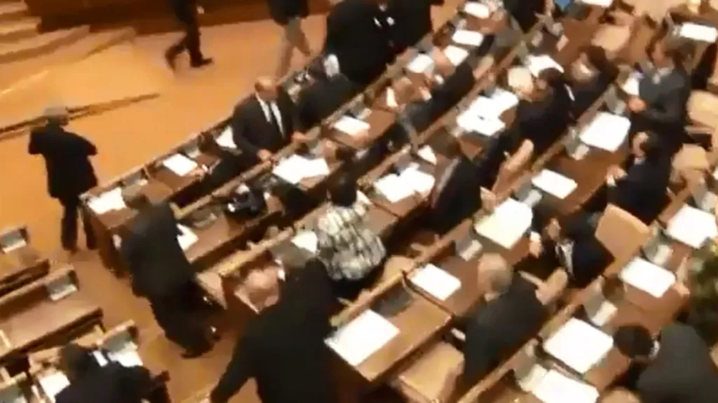 Poslanci Směru-SD opouštějí jednací sál