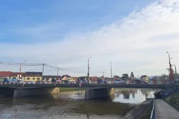 Začala oprava mostu v Uherském Hradišti. Dopravu tam ovlivní až do podzimu