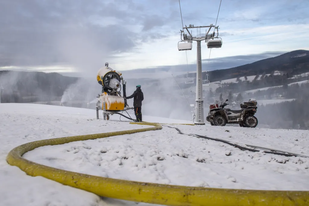 Skiareál Deštné v Orlických horách na Rychnovsku postupně zasněžuje sjezdovky před zahájením sezony