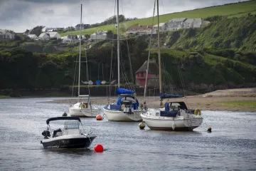 Místo domu v Londýně si můžete koupit vesnici na pobřeží