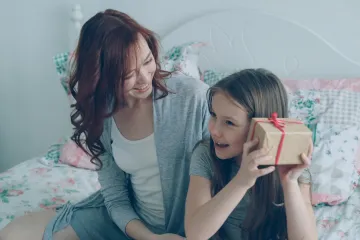 Nejsou to pěstouni, přesto mění dětem život. Hostitelů je málo