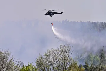 Hasiči zabránili šíření požáru lesa v Českém Švýcarsku, pod kontrolou ho nemají